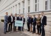 Partnerinnen und Partner im Netzwerk „neu/wagen“ (v. l.): Dr. Michael Merwart (Projektleitung „neu/wagen“, Region Hannover), Ulf-Birger Franz (Wirtschaftsdezernent, Region Hanover), Steffen Krach (Regionspräsident), Prof. Dr. Martin Grotjahn (Hochschule Hannover), Dirk Schulze (IG Metall Hannover), Prof. Dr. Holger Blume (Leibniz Universität Hannover), Doris Petersen (hannoverimpuls), Kay Fauth (Wirtschaftsförderungsgesellschaft Hildesheim), Moritz Mogwitz (NiedersachsenMetall) und Roman Kurowiak (ibk IngenieurCounsult).