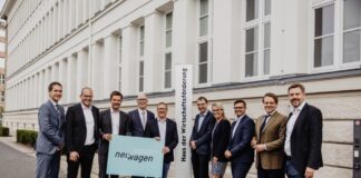 Partnerinnen und Partner im Netzwerk „neu/wagen“ (v. l.): Dr. Michael Merwart (Projektleitung „neu/wagen“, Region Hannover), Ulf-Birger Franz (Wirtschaftsdezernent, Region Hanover), Steffen Krach (Regionspräsident), Prof. Dr. Martin Grotjahn (Hochschule Hannover), Dirk Schulze (IG Metall Hannover), Prof. Dr. Holger Blume (Leibniz Universität Hannover), Doris Petersen (hannoverimpuls), Kay Fauth (Wirtschaftsförderungsgesellschaft Hildesheim), Moritz Mogwitz (NiedersachsenMetall) und Roman Kurowiak (ibk IngenieurCounsult).