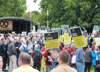 „Uns geht das Licht aus“ – Bäckerhandwerk protestierte gegen die gestiegenen Energiekosten vor dem Rathaus in Hannover Demo - Rettet uns Bäcker