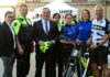 Michael Maßmann, Polizeipräsident der Polizeidirektion Osnabrück, Innenminister Boris Pistorius und Landespolizeipräsident Axel Brockmann mit Teilnehmenden des Workshops.