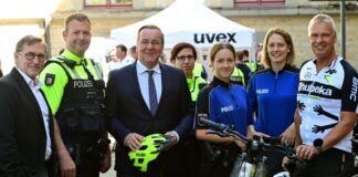 Michael Maßmann, Polizeipräsident der Polizeidirektion Osnabrück, Innenminister Boris Pistorius und Landespolizeipräsident Axel Brockmann mit Teilnehmenden des Workshops.