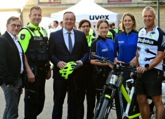 Innenminister Pistorius besucht „Führungs- und Einsatzmittelworkshop“ der niedersächsischen Polizei-Fahrradstaffeln Michael Maßmann, Polizeipräsident der Polizeidirektion Osnabrück, Innenminister Boris Pistorius und Landespolizeipräsident Axel Brockmann mit Teilnehmenden des Workshops.