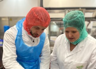 Veganer Räucherlaxx von Gutfried erobert den Veggie-Markt Mihail Zaporojan und Vevia-Geschäftsführerin Iris Heckmann