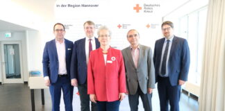 Humanitäres Völkerrecht im Fokus. V.l.n.r.: Anton Verschaeren, Vorstandsvorsitzender DRK-Region Hannover e.V. Prof. Dr. Claas Friedrich Germelmann, Geschäftsführender Direktor des Instituts für Internationales Recht, LUH Martina Rust, Präsidentin DRK-Region Hannover e.V. Dr. Dieter Weingärtner, Bundeskonventionsbeauftragter des Deutschen Roten Kreuzes Rüdiger Nijenhof, Konventionsbeauftragter DRK-Region Hannover e.V.
