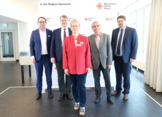 Rotes Kreuz und Leibniz Universität veranstalten Summer School Humanitäres Völkerrecht im Fokus. V.l.n.r.: Anton Verschaeren, Vorstandsvorsitzender DRK-Region Hannover e.V. Prof. Dr. Claas Friedrich Germelmann, Geschäftsführender Direktor des Instituts für Internationales Recht, LUH Martina Rust, Präsidentin DRK-Region Hannover e.V. Dr. Dieter Weingärtner, Bundeskonventionsbeauftragter des Deutschen Roten Kreuzes Rüdiger Nijenhof, Konventionsbeauftragter DRK-Region Hannover e.V.