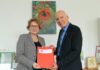 Sozialministerin Daniela Behrens übergibt den Förderbescheid an Uwe Lampe, Vorsitzender des Landesverbandes der Tafeln Niedersachsen/Bremen e.V.,
