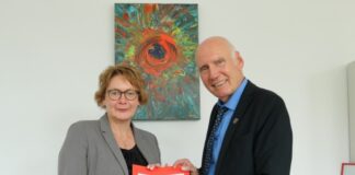 Sozialministerin Daniela Behrens übergibt den Förderbescheid an Uwe Lampe, Vorsitzender des Landesverbandes der Tafeln Niedersachsen/Bremen e.V.,