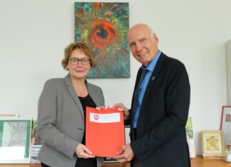 Land unterstützt Landesverband der Tafeln in Energiekrise Sozialministerin Daniela Behrens übergibt den Förderbescheid an Uwe Lampe, Vorsitzender des Landesverbandes der Tafeln Niedersachsen/Bremen e.V.,