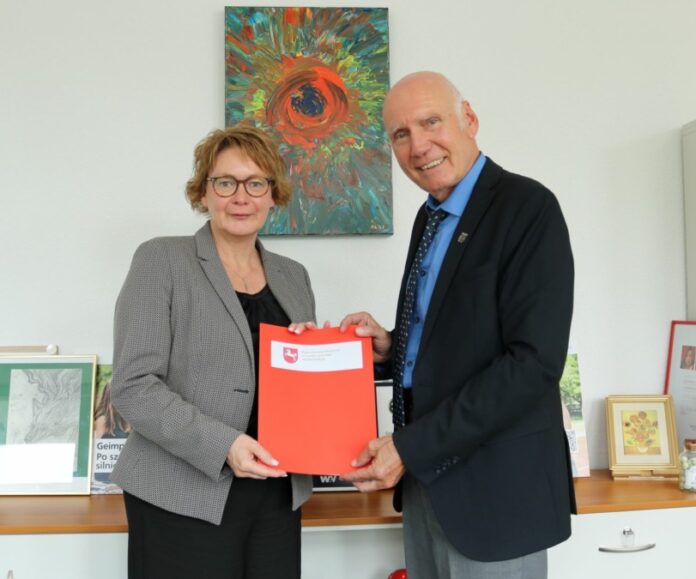 Sozialministerin Daniela Behrens übergibt den Förderbescheid an Uwe Lampe, Vorsitzender des Landesverbandes der Tafeln Niedersachsen/Bremen e.V.,
