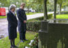 Nach der Kranzniederlegung am Gedenkstein für die am 27. September 1943 gestorbenen Luftwaffenhelfer und Flaksoldaten hielten Elke Zach und Vincent Miemietz einen Moment inne.