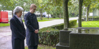 Nach der Kranzniederlegung am Gedenkstein für die am 27. September 1943 gestorbenen Luftwaffenhelfer und Flaksoldaten hielten Elke Zach und Vincent Miemietz einen Moment inne.