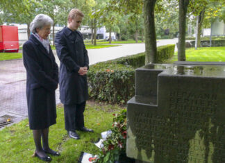 Die Erinnerung an das Geschehene lebendig halten Nach der Kranzniederlegung am Gedenkstein für die am 27. September 1943 gestorbenen Luftwaffenhelfer und Flaksoldaten hielten Elke Zach und Vincent Miemietz einen Moment inne.