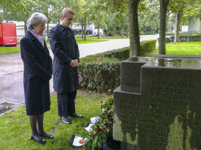 Nach der Kranzniederlegung am Gedenkstein für die am 27. September 1943 gestorbenen Luftwaffenhelfer und Flaksoldaten hielten Elke Zach und Vincent Miemietz einen Moment inne.