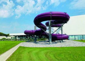 Kinder schwimmen und planschen am Weltkindertag günstiger in der Wasserwelt Langenhagen Die Rutsche in der Wasserwelt.