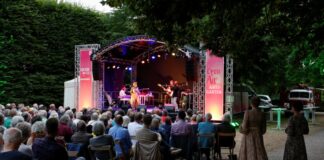 Zu den besonderen Publikumsmagneten gehörte das Konzert mit China Moses im historischen Grün des Amtsgartens von Schloss Landestrost, zu dem rund 300 Musikfans kamen.