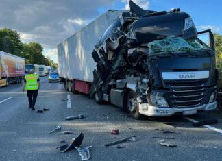 LKW Unfall Autobahn A2 bei Lehrte Feuerwehreinsatz - LKW Unfall Autobahn A2 bei Lehrte.