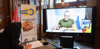 Oberbürgermeister Belit Onay und Oleksandr Synkevych, Bürgermeister von Mykolajiw besiegeln die Solidaritätspartnerschaft der beiden Städte.