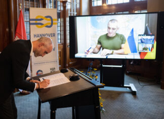 Hannover und Mykolajiw besiegeln Solidaritätspartnerschaft – erster Hilfstransport kurz vor Ankunft Oberbürgermeister Belit Onay und Oleksandr Synkevych, Bürgermeister von Mykolajiw besiegeln die Solidaritätspartnerschaft der beiden Städte.