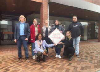 Regionale Mode kommt nach Barsinghausen (v.l.n.r.) Timo Muchow (Wirtschaftsförderung Barsinghausen), Katarina Schmitt (Unser Barsinghausen e. V.), Iyabo Kaczmarek (Unter einem Dach & maesh), Kathrin Rudolph (Juwelier Speckmann), Alexandra Faruga (Unter einem Dach & maesh), Astrid Nienaber (kreHtiv Netzwerk Hannover e. V.) und Robert Holle (Basche designs)