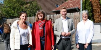 Corinna Meyer (Klima- und Umweltschutzleitstelle Stadt Langenhagen), Andrea Kunkel (Leiterin Grundschule Godshorn), Tim Wook (Ortsbürgermeister Godshorn) und Christine Pfülb (Klimaschutzmanagerin Stadt Langenhagen)