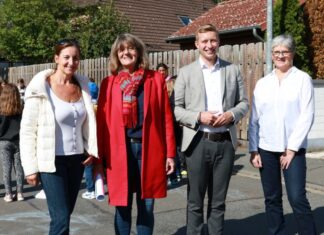 „Tag zu Fuß zur Schule“ an Langenhagener Schulen Corinna Meyer (Klima- und Umweltschutzleitstelle Stadt Langenhagen), Andrea Kunkel (Leiterin Grundschule Godshorn), Tim Wook (Ortsbürgermeister Godshorn) und Christine Pfülb (Klimaschutzmanagerin Stadt Langenhagen)
