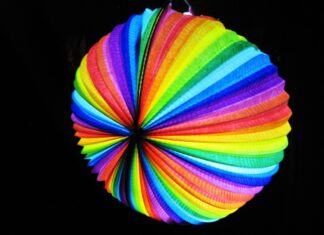 Laternenfest im Großen Garten: Mit Stelzenfiguren und Musikzügen durch den illuminierten Garten Laterne