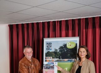 Klimaschutz in ausgezeichneten Sportstätten e.coSport - Tennis-Club Godshorn, 1. Vorsitzender Ulrich Görtemöller und Christine Karasch