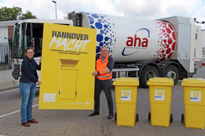 Dunja Veenker (Leiterin Abfall- und Wertstoffsammlung) und Thomas Schwarz (Geschäftsführer) beim Pressetermin zur Einführung der Gelben Tonne in der Stadt Hannover