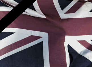 Königin Elizabeth II ist heute verstorben Flagge Union Jack mit Trauerflor.