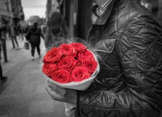 Landtagskandidat Wook auf dem Wochenmarkt Kaltenweide Rosenstrauß im Arm