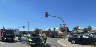 Verkehrsunfall in Barsinghausen zwischen PKW und Streifenwagen.
