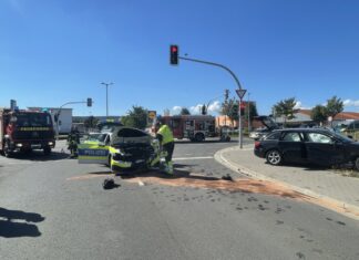 Verkehrsunfall zwischen PKW und Streifenwagen bei Einsatzfahrt Verkehrsunfall in Barsinghausen zwischen PKW und Streifenwagen.