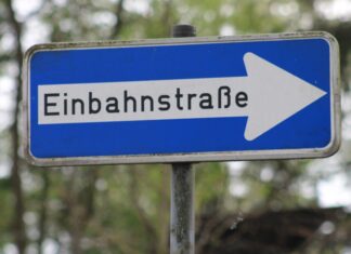 Einbahnstraßen-Regelung für Autobahnbrücken im Airport Business Park Straßenschild - Einbahnstraße