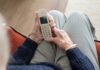 Senior mit Telefon in der Hand