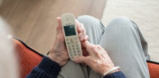 Senior mit Telefon in der Hand