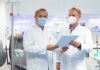 Professor Skripuletz (links) und Professor Bavendiek besprechen sich in einem Behandlungsraum für Amyloidose-Patienten.