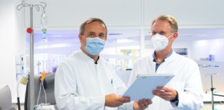 Professor Skripuletz (links) und Professor Bavendiek besprechen sich in einem Behandlungsraum für Amyloidose-Patienten.