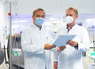Geballte Kompetenz für seltene Erkrankung Professor Skripuletz (links) und Professor Bavendiek besprechen sich in einem Behandlungsraum für Amyloidose-Patienten.