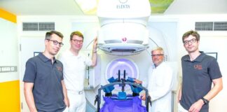 Professor Dr. David Duncker, Dr. Roland Merten, Professor Dr. Hans Christiansen und Dr. Stephan Hohmann (von links nach rechts) an dem Gerät für die Hochpräzisionsbestrahlung.