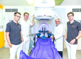 Bestrahlung gegen Herzrhythmusstörungen Professor Dr. David Duncker, Dr. Roland Merten, Professor Dr. Hans Christiansen und Dr. Stephan Hohmann (von links nach rechts) an dem Gerät für die Hochpräzisionsbestrahlung.