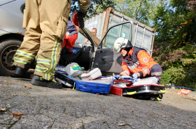 Angehende Notfallsanitäter der Johanniter und Einsatzkräfte der Freiwilligen Feuerwehr Langenhagen gestalten besonderen Ausbildungstag.