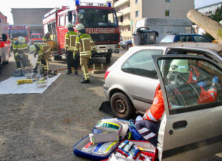 Traumatraining für Auszubildende Angehende Notfallsanitäter der Johanniter und Einsatzkräfte der Freiwilligen Feuerwehr Langenhagen gestalten besonderen Ausbildungstag.