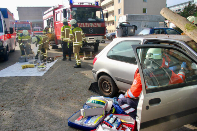 Angehende Notfallsanitäter der Johanniter und Einsatzkräfte der Freiwilligen Feuerwehr Langenhagen gestalten besonderen Ausbildungstag.