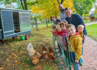 „Kinder sind unsere Zukunft“ Bundestagsabgeordneter Adis Ahmetovic, MHH-Vizepräsidentin Martina Saurin, Kita-Leiter Martin Fulst und einige Kinder vor dem nagelneuen Hühnerhaus.