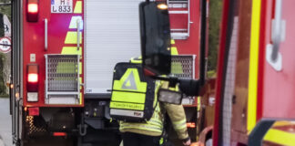 Feuerwehrmann mit Rücksack - Türöffnung