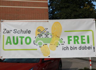 Wir sind dabei! Adolf-Reichwein Schule macht mit beim Wettbewerb „AutoFREIE-Schule“ Poster - Wettbewerb „AutoFREIE-Schule“