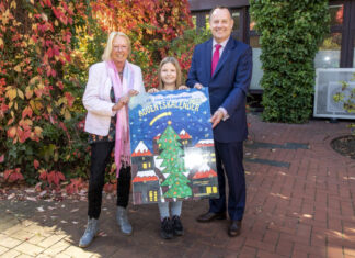 Verkauf der Lions Club Langenhagen Adventskalender 2022 startet Bea Vogel (mitte) stellt mit ihrer früheren Klassenlehrerin Andrea Breßler und Lions-Präsident Dirk Breuckmann den Adventskalender 2022 vor.