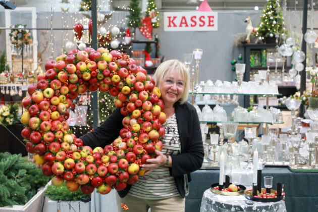 Karin Fischer-Ludolph von FLOWER ART zeigt den Weihnachtstrend 2022.
