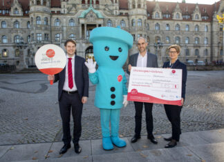 Haushalte erhalten Zuschuss für die Anschaffung energieeffizienter Kühlgeräte (vo.li.) Gordon Braun, Mitglied des Vorstands der AWO Region Hannover, "Stecky" das Stromspar-Maskottchen auf Klima-Mission, Hannovers Oberbürgermeister Belit Onay und die Geschäftsführerin der Klimaschutzagentur Region Hannover, Anja Floetenmeyer-Woltmann.