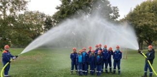 Die Fotos zeigen beispielhaft die Jugendfeuerwehr Heitlingen bei ihrer Übung im Badepark.